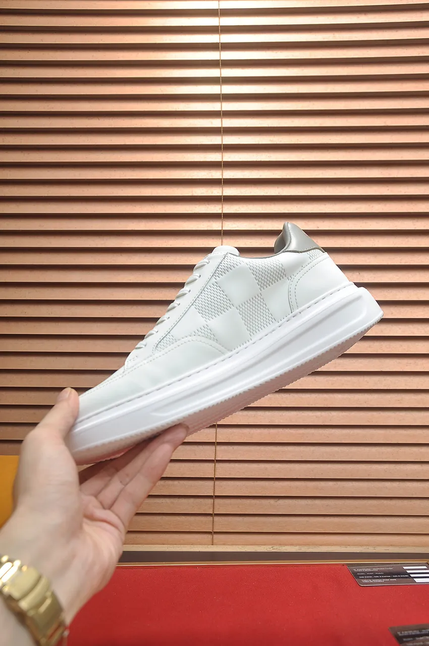 Men's men's shoes 💰640💶Original development, quality shipping, welcome to compare - LV sneaker series sports shoes introduce the loose silhouette of the ready-to-wear series into the spring and summer men's wear shows and make an eye-catching appearance. The cow leather upper is combined with rough fabric laces, and colorful beading highlights the brand's classic elements. LV letters mark the tongue and Monogram floral outsole. Mixed materials Made of top-grain cowhide, thick shoelace design, large Monogram print on the side, mesh lining and cotton feet, the comfort is as extreme as ever, premium heritage, quality first, worth owning! Size: Men’s 38-45 (45 is custom-made and cannot be returned or exchanged)